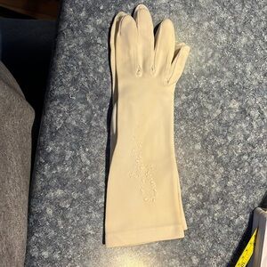Vintage women’s cream color cotton gloves with embroidered flowers